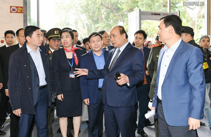 Thủ tướng kiểm tra Trung tâm báo chí. Ảnh VGP/Quang Hiếu