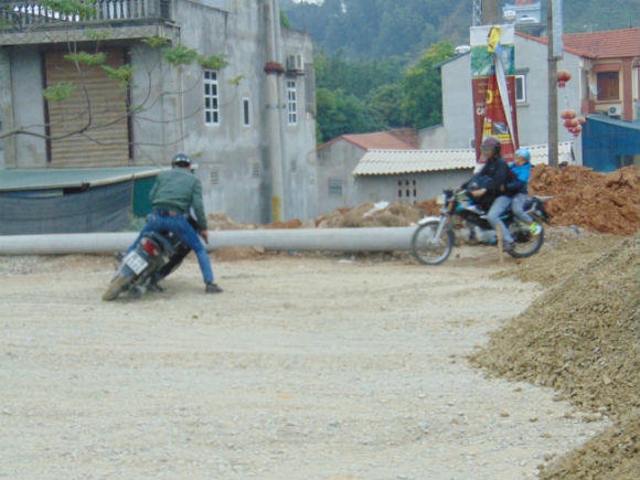 Đã có trường hợp người đi đường bị trượt ngã khi đi "đi lạc" vào đoạn mặt đường chưa được lu phẳng.