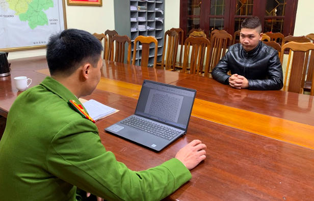 Đối tượng tại cơ quan công an.