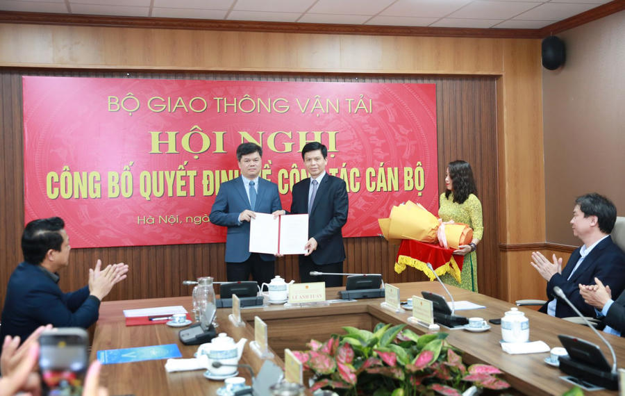 Thứ trưởng Lê Anh Tuấn trao quyết định Thành viên Hội đồng thành viên VATM cho ông Nguyễn Công Long