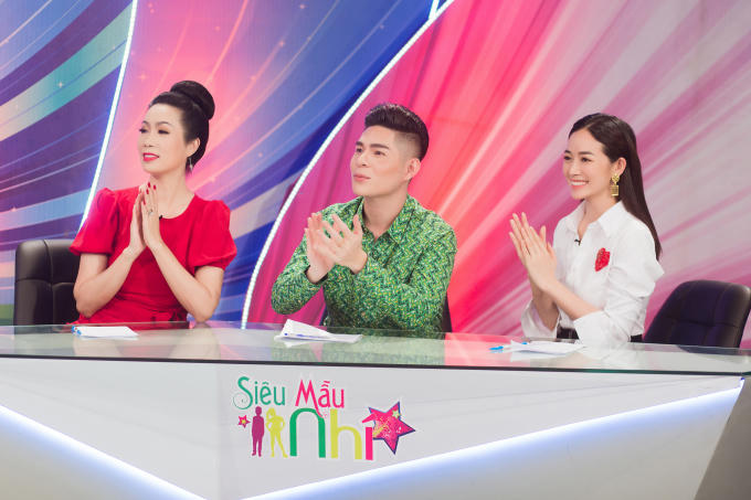 Người đẹp có dịp hội ngộ cùng NSƯT - Á hậu Trịnh Kim Chi và đạo diễn Nguyễn Hưng Phúc. Điểm chung của cả 3 là luôn yêu thích những hoạt động với gắn liền các với các bé thiếu nhi. Các em còn rất nhỏ nhưng vô cùng tài năng khi có nhiều năng khiếu về nhảy, múa, diễn xuất.