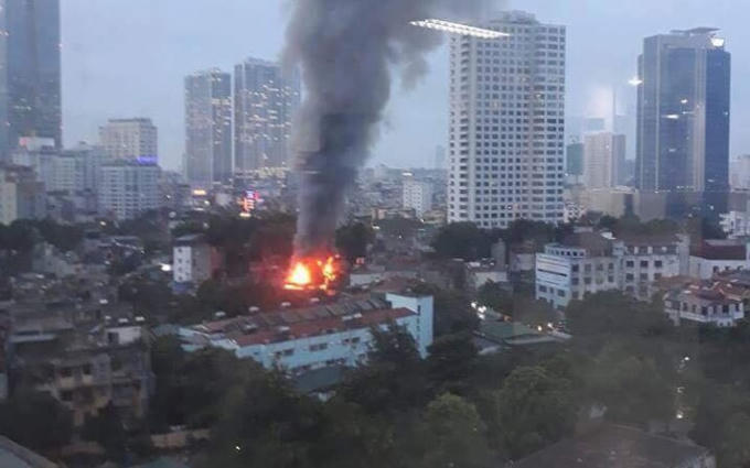 Cột khói cao ngút bốc lên từ đám cháy.