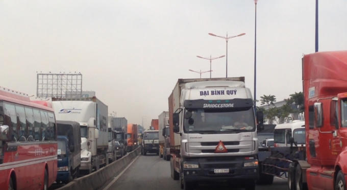 Giao thông qua khu vực gặp nhiều khó khăn.