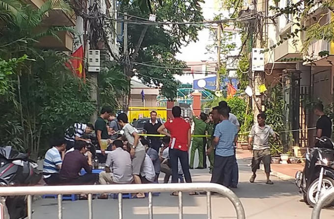 Lực lượng chức năng có mặt khám nghiệm hiện trường vụ án.