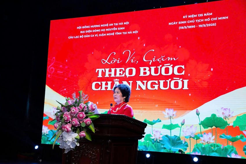 Bà Nguyễn Thị Thành, Chủ nhiệm CLB Dân ca Ví, Giặm Nghệ Tĩnh tại Hà nội phát biểu tại chương trình. Ảnh: Cao Oanh