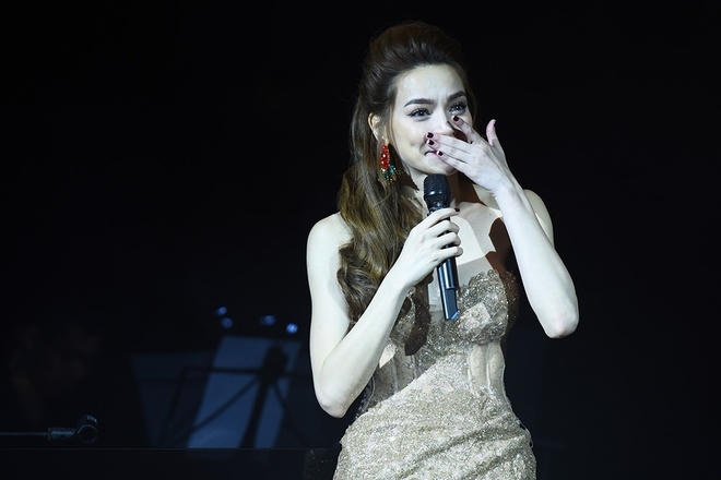 Hà Hồ cũng gửi lời cảm ơn bố mẹ ruột và mẹ nuôi. Nhớ về những năm tháng xa gia đình từ lúc 12 tuổi để lên Hà Nội sinh sống, học tập, cô vừa nói vừa rơi nước mắt: "Con cảm ơn mẹ vì đã yêu thương, quát tháo, thậm chí giận hờn để con có được ngày hôm nay". Ảnh Giang Huy