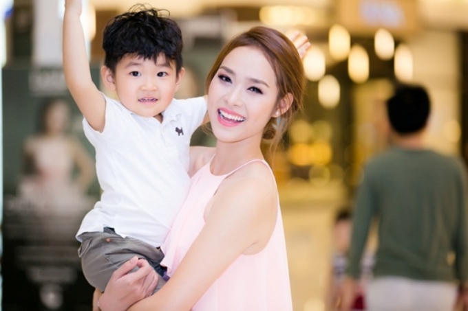 Tất cả thời gian rảnh, Diệp Bảo Ngọc đều dành hết cho con trai của mình.