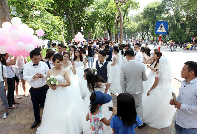 Thậm chí, nhiều thời điểm, 40 cặp đôi làm "náo loạn" cả một góc phố.