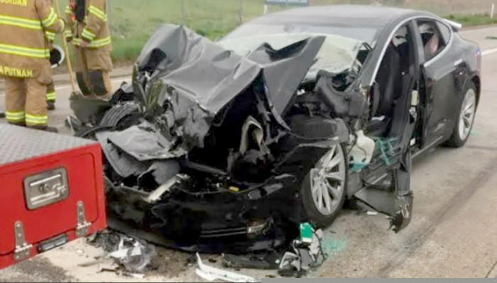 Hiện trường một vụ tai nạn liên quan tới hệ thống trợ lái của xe Tesla. Ảnh: Reuters