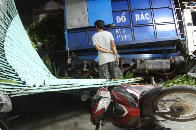 Cánh cửa sắt ngã đè xe máy nhà ông Trần Văn Phúc.