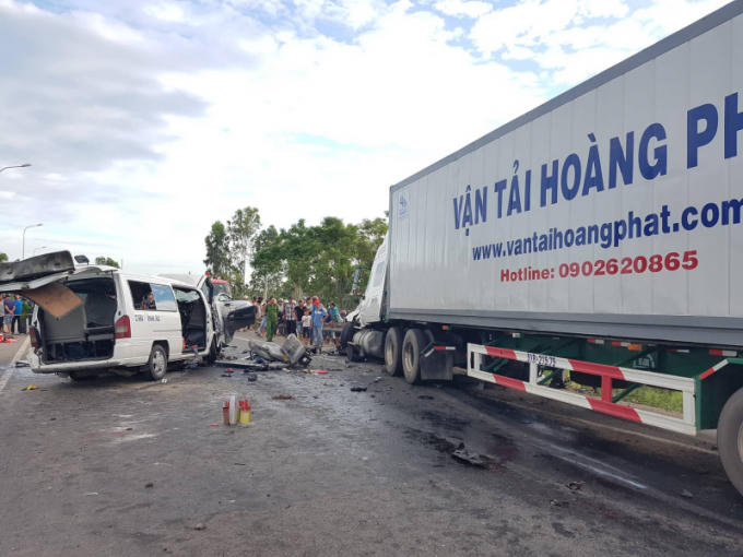 Hiện trường vụ tai nạn thảm khốc rạng sáng 30/7. Ảnh: H.N.