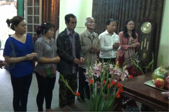 Ông Huỳnh Văn Nén và cha đẻ Huỳnh Văn Truyện cùng phóng viên thắp hương thành kính Đại Tướng Võ Nguyên Giáp.