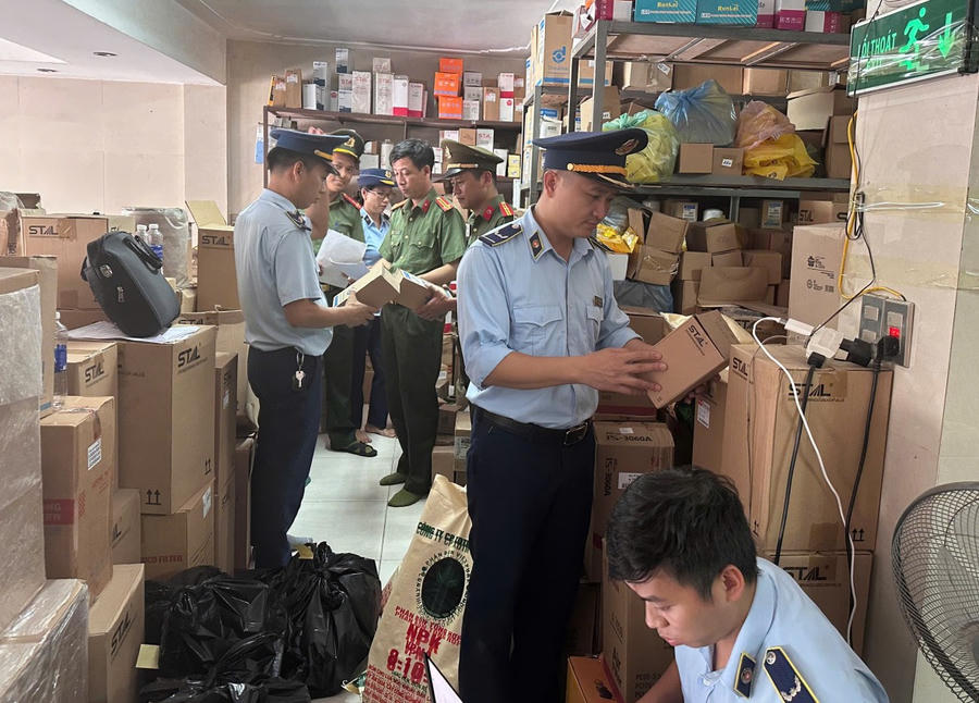 Lực lượng chức năng tiến hành kiểm tra tại cơ sở kinh doanh Công ty TNHH Hoà Tâm. (Ảnh: Dms)