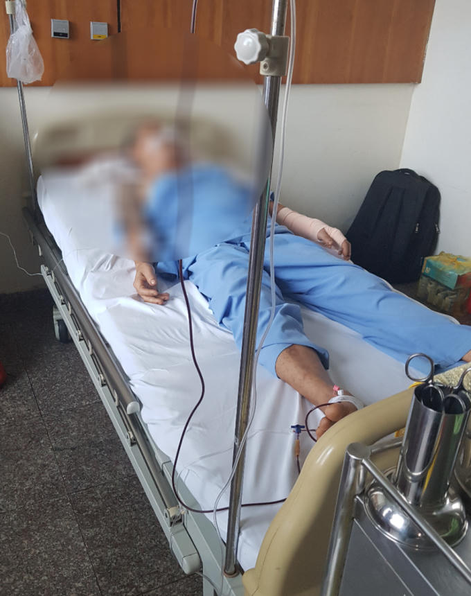 Nạn nhân Trịnh Hồng Thắm đang được điều trị tại bệnh viện.