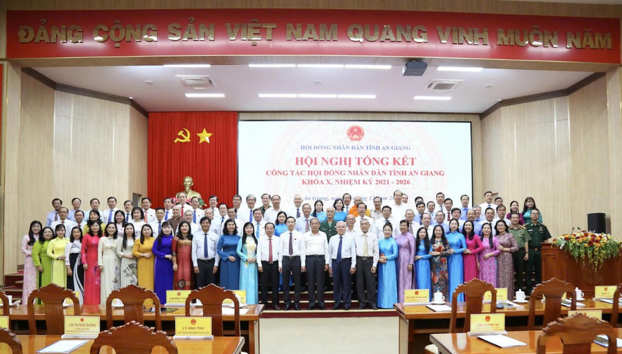 Đại biểu HĐND chụp ảnh lưu niệm trong khuôn khổ Hội nghị.