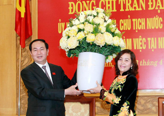 Chủ tịch nước tặng hoa chúc mừng thành tựu tỉnh Ninh Bình đạt được. Trong ảnh: Chủ tịch nước trao hoa chúc mừng cho bà Nguyễn Thị Thanh – Bí thư Tỉnh ủy Ninh Bình.