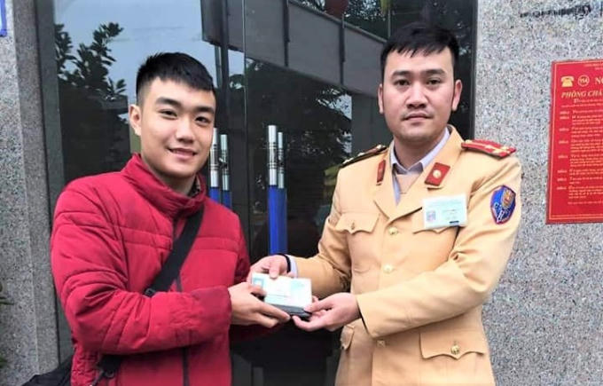 Nam sinh viên nhận lại chiếc ví đánh rơi từ lực lượng CSGT.