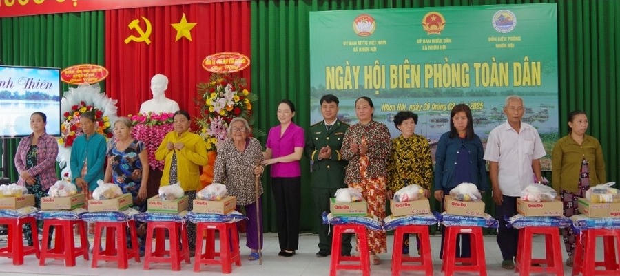 Tặng quà cho người dân