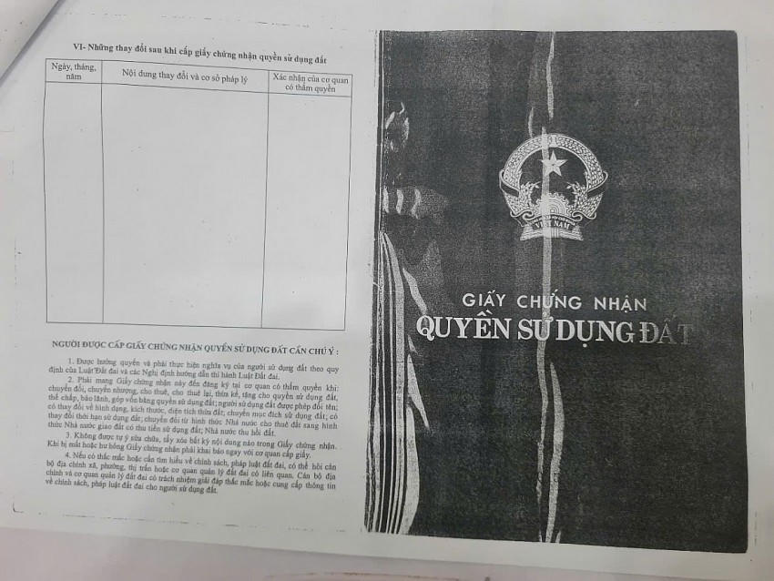 Giấy Chứng nhận quyền sử dụng đất do UBND huyện Hải Hà cấp cho gia đình ông Chưởng Quay Chắn (ông nội của anh Trưởng Phu Chi).
					
				
			
			Giấy Chứng nhận quyền sử dụng đất do UBND huyện Hải Hà cấp cho gia đình ông Chưởng Quay Chắn (ông nội của anh Trưởng Phu Chi).