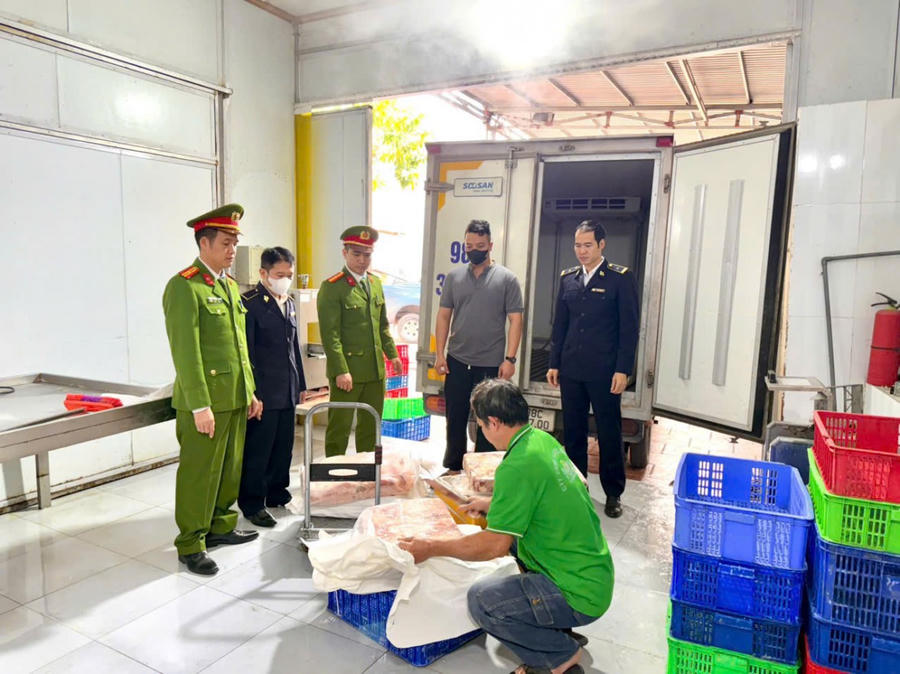 Lực lượng chức năng kiểm tra, phát hiện cơ sở đang sơ chế, chế biến và bảo quản, lưu giữ tại kho sản phẩm động vật đông lạnh. (Ảnh: CABN)