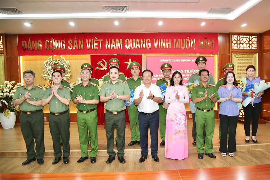 Chủ tịch UBND TP.HCM Nguyễn Văn Được trao thư khen và hoa chúc mừng các tập thể, cá nhân có thành tích xuất sắc.
