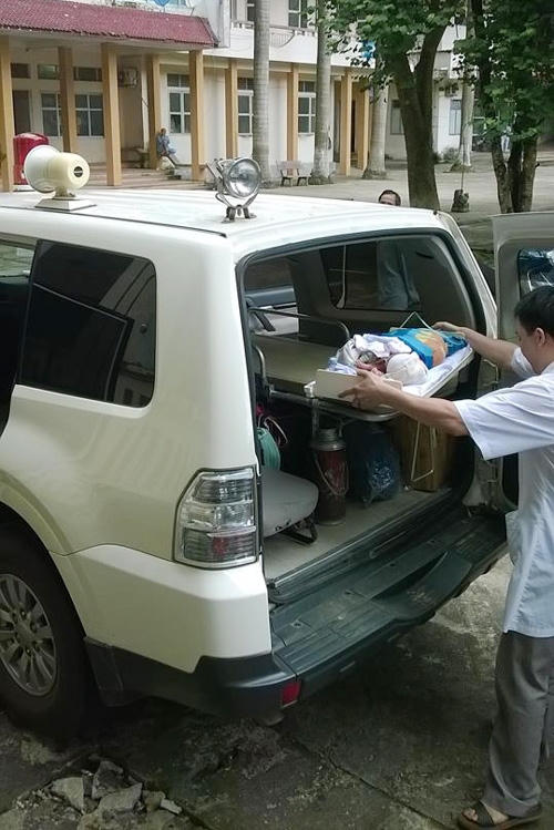 17h30 ngày 14/7, cặp song sinh đã được đưa xuống BV Việt Đức, Hà Nội. (Ảnh: BVCC).