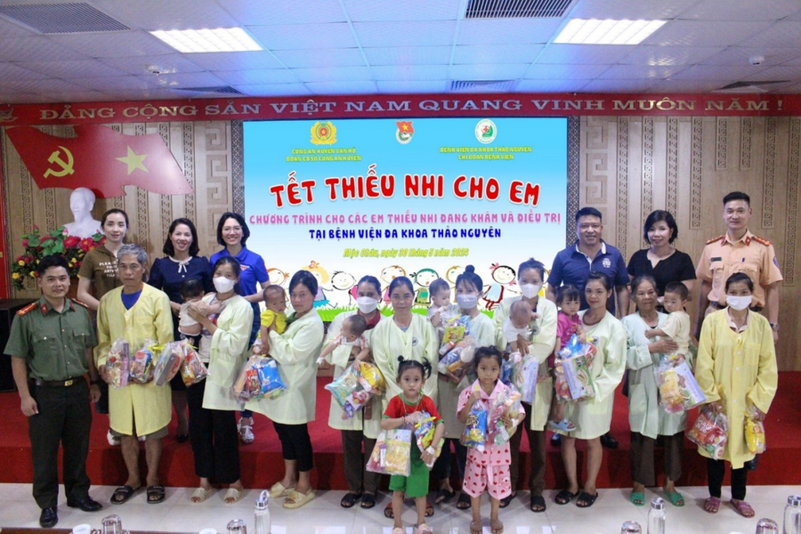 Đoàn cơ sở Công an huyện Vân Hồ tổ chức Chương trình “Tết Thiếu nhi cho em” cho các em thiếu nhi đang khám và điều trị tại Bệnh viện Đa khoa Thảo Nguyên.