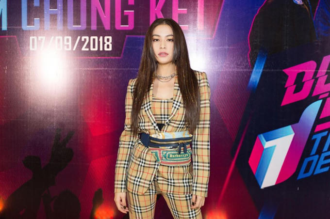 Sự hồi sinh của họa tiết Burberry Check một lần nữa khuấy động làng thời trang thế giới nói chung và trong nước nói riêng. Gần đây nhất trong buổi chung kết chương trình The Debut, nữ ca sĩ Hoàng Linh khoe vũ đạo đẹp mắt khi thể hiện ca khúc Fall In Love cùng bộ trang phục Burberry tôn lên vẻ trẻ trung và năng động.