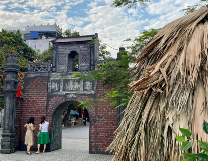 Cổng làng theo Văn hóa Đồng Bằng Bắc Bộ.