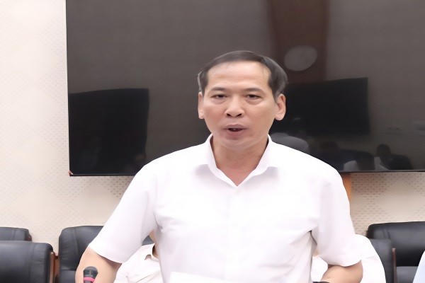 Ông Nguyễn Đức Tải, Giám đốc Sở Tài chính tỉnh Hưng Yên phát biểu tại cuộc họp.