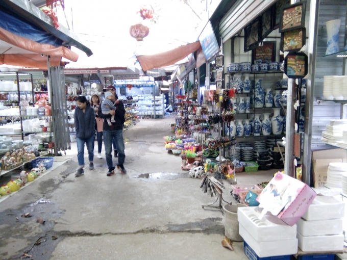 &nbsp;Thi thoảng lắm mới c&oacute; v&agrave;i người đi lại.