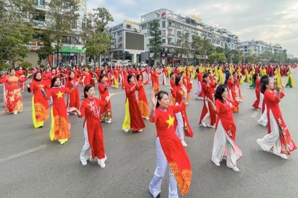 Phụ nữ Quảng Ninh trình diễn “Vũ điệu bên bờ di sản”