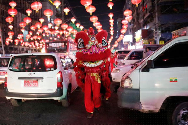 Múa lân trên đường phố ở Yangon, Myanmar. 