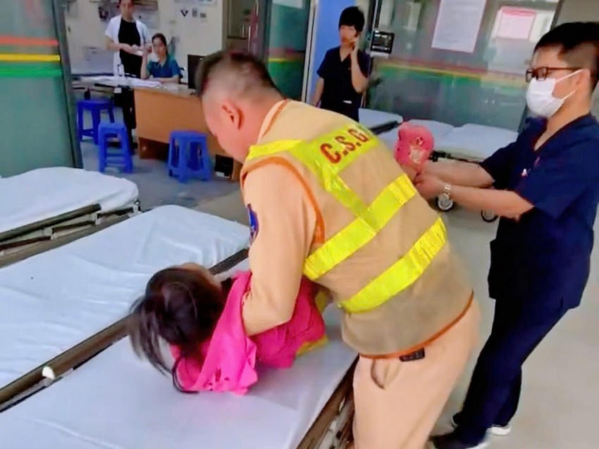 Tổ công tác hỗ trợ đưa cháu bé bị thương đến bệnh viện kịp thời.