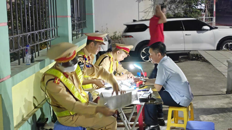 Với 0,3165mg/l khí thở, anh T đã bị lực lượng chức năng lập biên bản xử phạt vi phạm hành chính. Ảnh: Nguyễn Quang.