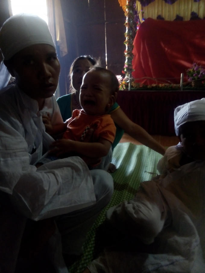 Vợ và con thiếu úy Công an Hồ Văn An đau đớn trước sự việc xảy ra.