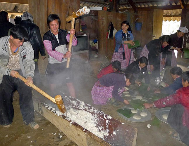 Năm nào cũng vậy, khi những nụ hoa mơ, hoa mận hé khỏi nụ trong e ấp trước gió đông, xòe những cánh hoa trắng muốt đón nắng xuân về trên khắp nẻo núi rừng Tây Bắc, ấy là thời khắc đông qua, xuân đến. Ấy là mùa xuân đang về trên bản Pa Khen. Người dân tộc Mông ở bản Pa Khen (Mộc Châu, Sơn La) rộn ràng không khí Tết cũng từ ngày những nụ hoa bắt đầu ra sắc trắng. Những chàng trai, cô gái xúng xính váy áo, những dứa trẻ ríu rít dắt nhau, người già và người trẻ cùng đổ về những khu đất rộng nhất trong bản, dưới mầu trắng của hoa mơ hoa mận, họ cùng vui hội ngày xuân.   Sở dĩ gọi là “xuân trắng” bởi vào cứ vào xuân, khắp bản Pa Khen là một mầu trắng của hoa mơ hoa mận. Trắng ở trên đầu, trắng cả dưới lối chân đi. Sắc hoa mơ hoa mận phủ trắng rừng trắng núi, sắc trắng vào tận trong các ngôi nhà, sắc trắng cả lên trên vai áo những chàng trai cô gái đi hội ngày xuân.