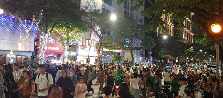 Còn dòng người thì vẫn cứ đông nườm nượp!