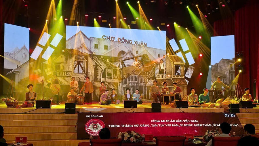 Tiết mục hoà tấu của Đoàn nghệ thuật quần chúng Công an thủ đô (Hà Nội)