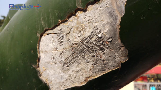 Nòng pháo cũng bị vỡ, cậy phá.