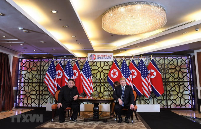 Tổng thống Mỹ Donald Trump (phải) và Chủ tịch Triều Tiên Kim Jong-un trong cuộc gặp riêng tại ngày làm việc thứ hai của Hội nghị thượng đỉnh Mỹ-Triều lần hai ở Hà Nội, ngày 28/2/2019. (Nguồn: AFP/TTXVN).