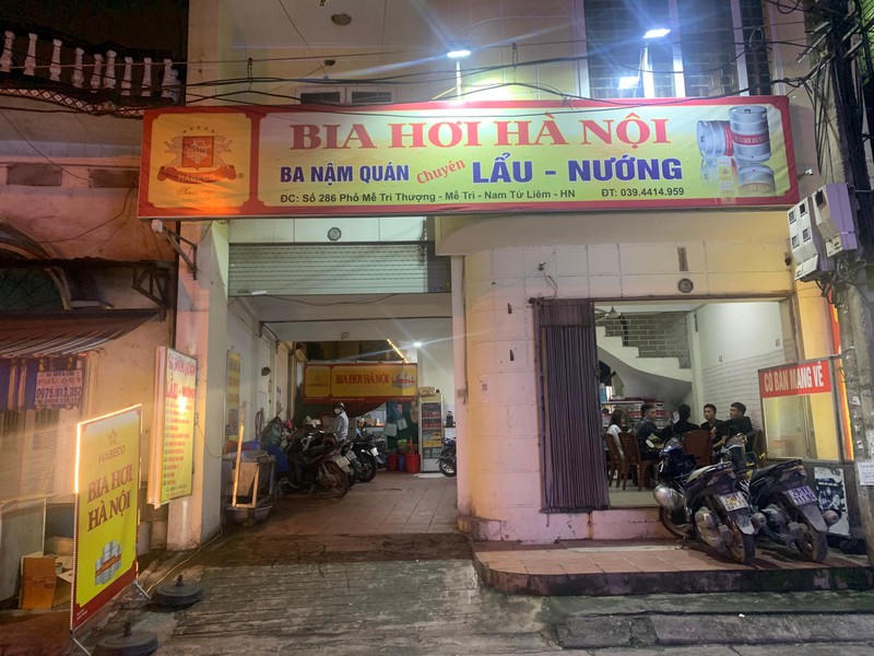Quán bia này khách ngồi gần như kín bàn mà không có các biện pháp phòng dịch.
