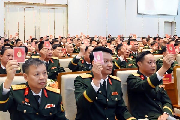 Các đại biểu biểu quyết thông qua Nghị quyết Đại hội.