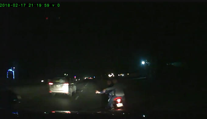 Mặc dù tài xế ô tô đã nhấn ga để "cắt đuôi" nhóm thanh niên này nhưng vẫn không thoát khỏi sự "truy đuổi" của các đối tượng.