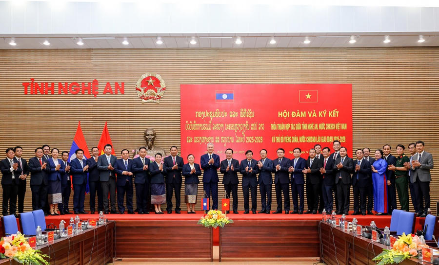 Thắm tình đoàn kết.