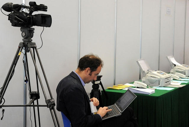 Phóng viên quốc tế hoàn thiện bài viết.