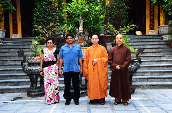 Hà Nội: Quốc vụ khanh Sri Lanka thăm và lễ Phật tại chùa Quán Sứ
