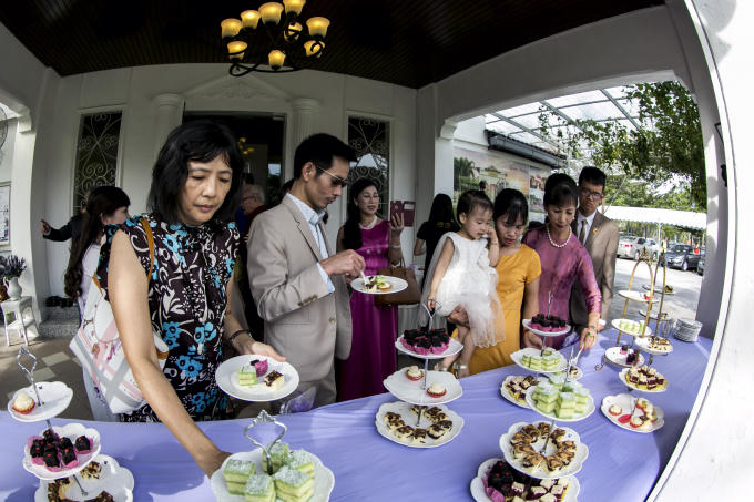 Thay lời chào hỏi nhà gái là “màn” lát xê tráng miệng trước đám cưới.