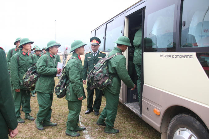 Lên đường tòng quân.