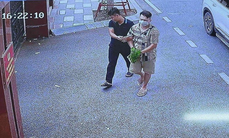 Lực lượng Công an đưa Tiến "bịp" về trụ sở điều tra, xử lý.